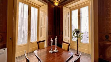 Deluxe-Suite | Hochwertige Bettwaren, laptopgeeigneter Arbeitsplatz