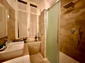 ห้องดีลักซ์สวีท | ห้องน้ำ | ฝักบัว, เรนชาวเวอร์, ของใช้ในห้องน้ำฟรี, ไดร์เป่าผม