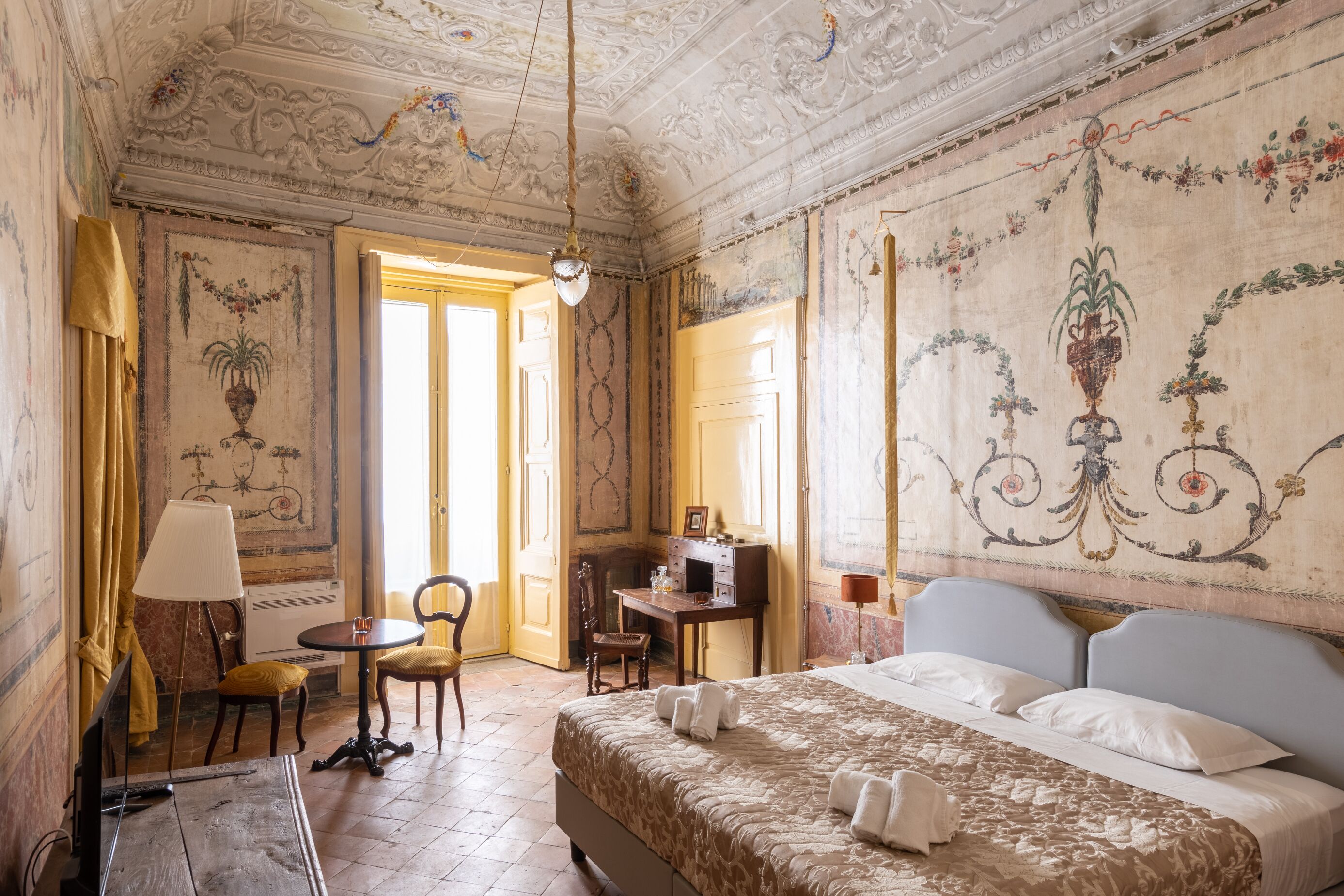 Une pièce comprenant un lit, un bureau, une chaise et une table.