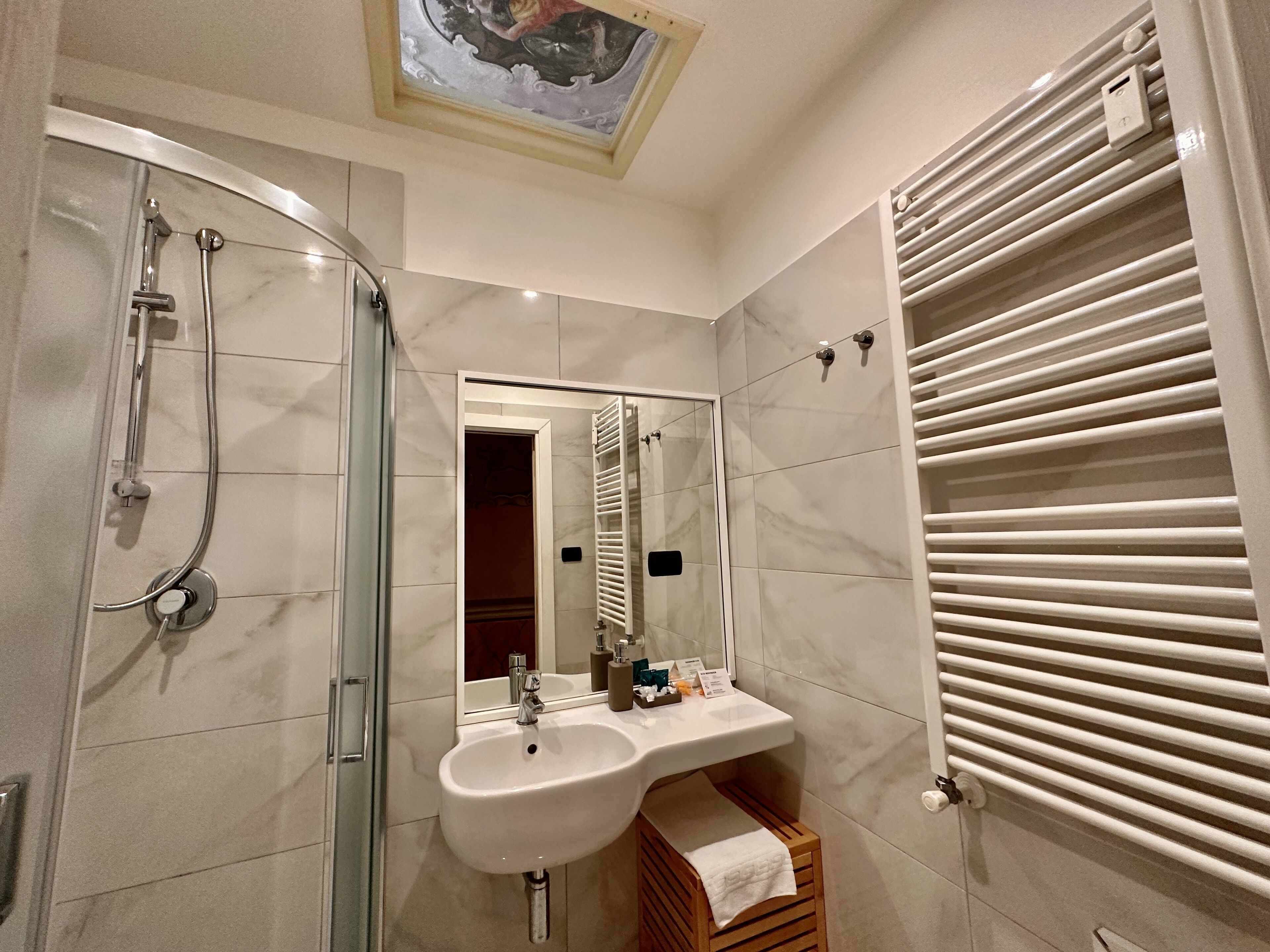 Family Suite | Bathroom | Shower, rainfall showerhead, free toiletries, hair dryer