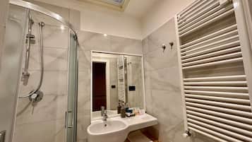Family Suite | Bathroom | Shower, rainfall showerhead, free toiletries, hair dryer