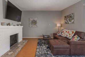 Smart TV, chimenea, libros