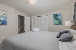 2 habitaciones, escritorio y tabla de planchar con plancha 
