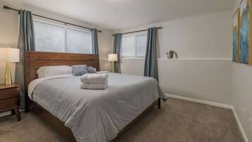 2 kamar tidur, setrika/meja setrika, tempat tidur bayi, dan Wi-Fi