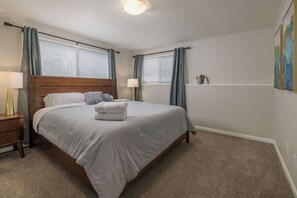 2 slaapkamers, een bureau, een strijkplank/strijkijzer, reisbedje
