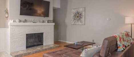 Télévision, cheminée, espaces bureaux