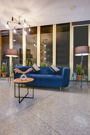 Een 32-inch smart-tv met digitale zenders, televisie en een open haard