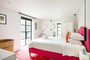 2 bedrooms, desk, iron/ironing board, WiFi