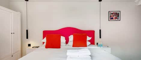 2 bedrooms, desk, iron/ironing board, WiFi