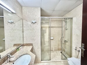 Apartment (2 Bedrooms) | Bathroom | Designer toiletries, towels, soap, shampoo - Wonderful 2bedroom With Balcony in Business Bay (Dubai)