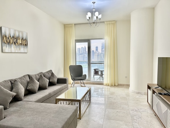 Apartment (2 Bedrooms) | Wohnbereich | 50-cm-Plasmafernseher mit Satellitenempfang, Fernseher