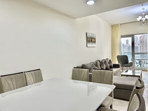 Dining - Wonderful 2bedroom With Balcony in Business Bay (Dubai)