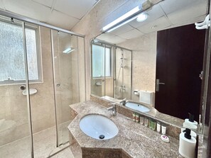Apartment (2 Bedrooms) | Badezimmer | Designer-Toilettenartikel, Handtücher, Seife, Shampoo