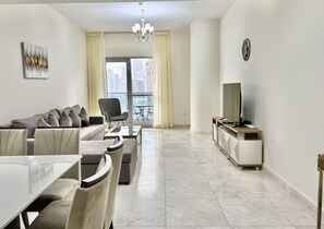 Apartment (2 Bedrooms) | Wohnbereich | 50-cm-Plasmafernseher mit Satellitenempfang, Fernseher