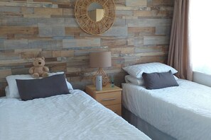 2 kamar tidur, setrika/meja setrika, Wi-Fi gratis, dan seprai linen