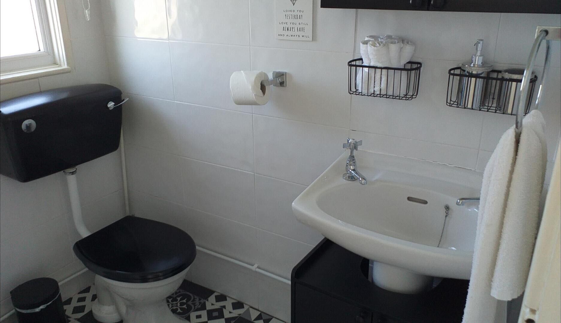 Chalet | Bathroom | Shower, free toiletries, hair dryer, towels