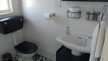 Chalet | Bathroom | Shower, free toiletries, hair dryer, towels