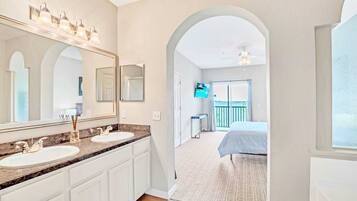 3 habitaciones, tabla de planchar con plancha, cuna de viaje y wifi