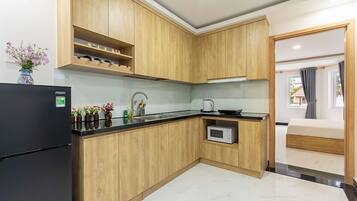 Premium Apartment | Private kitchen | Fridge, microwave, rice cooker, cookware/dishes/utensils