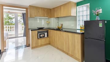Premium Apartment | Private kitchen | Fridge, microwave, rice cooker, cookware/dishes/utensils
