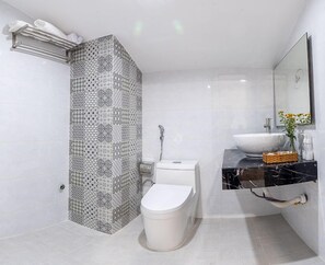 Premium Apartment | Bathroom | Free toiletries, hair dryer, slippers, bidet - Hoa Mi - Villa Condotel (Da Lat)
