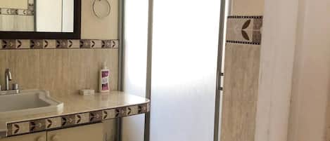 Douche, séchoir à cheveux, serviettes fournies, savon