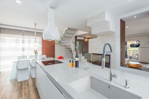 Kühlschrank, Mikrowelle, Herdplatte, Geschirrspüler