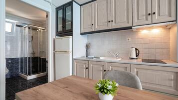 Fridge, stovetop, electric kettle, cookware/dishes/utensils