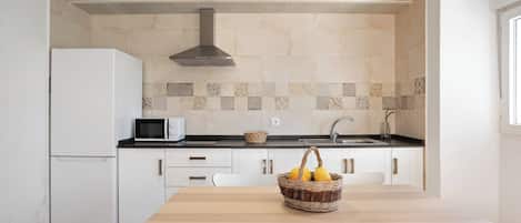 Réfrigérateur, micro-ondes, plaque de cuisson, cafetière/bouilloire