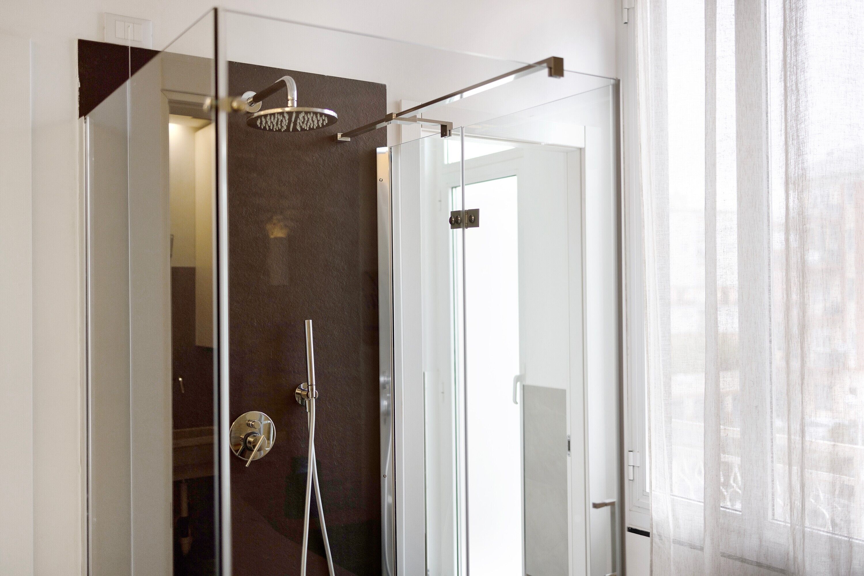 Douche, sèche-cheveux, serviettes fournies