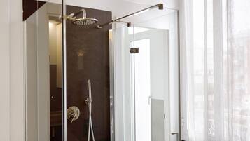 Douche, sĂšche-cheveux, serviettes fournies