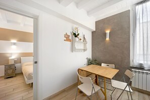 Dining - Apartment 'Ama' with Balcony, Wi-Fi and Air Conditioning (Albenga)