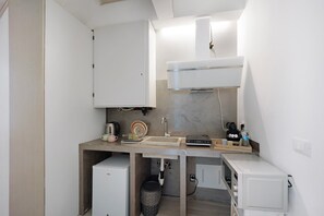 Fridge, microwave, oven, stovetop - Apartment 'Ama' with Balcony, Wi-Fi and Air Conditioning (Albenga)