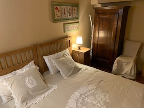 4 bedrooms, iron/ironing board, free WiFi, bed sheets