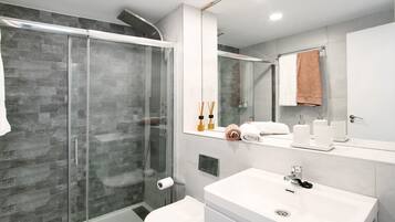 Dusche, Haartrockner, Handtücher