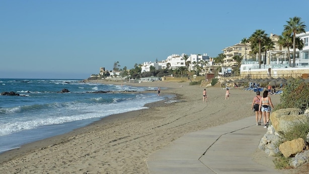 A beach with a concrete walkway, ocean waves, and buildings in the background. - Villa 'Casa Kasima' with Private Pool, Wi-Fi and Air Conditioning (Calahonda)