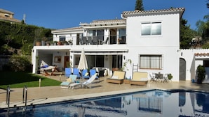 A two-story building with a swimming pool, outdoor seating, and a balcony. - Villa 'Casa Kasima' with Private Pool, Wi-Fi and Air Conditioning (Calahonda)