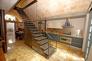 Fridge, microwave, oven, stovetop - Holiday Home 'Sa Portassa' with Sea View, Wi-Fi and Air Conditioning (Felanitx)