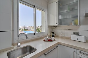 Fridge, microwave, oven, stovetop - Apartment 'La Mejor' with Sea View, Shared Pool and Wi-Fi (Torrox)