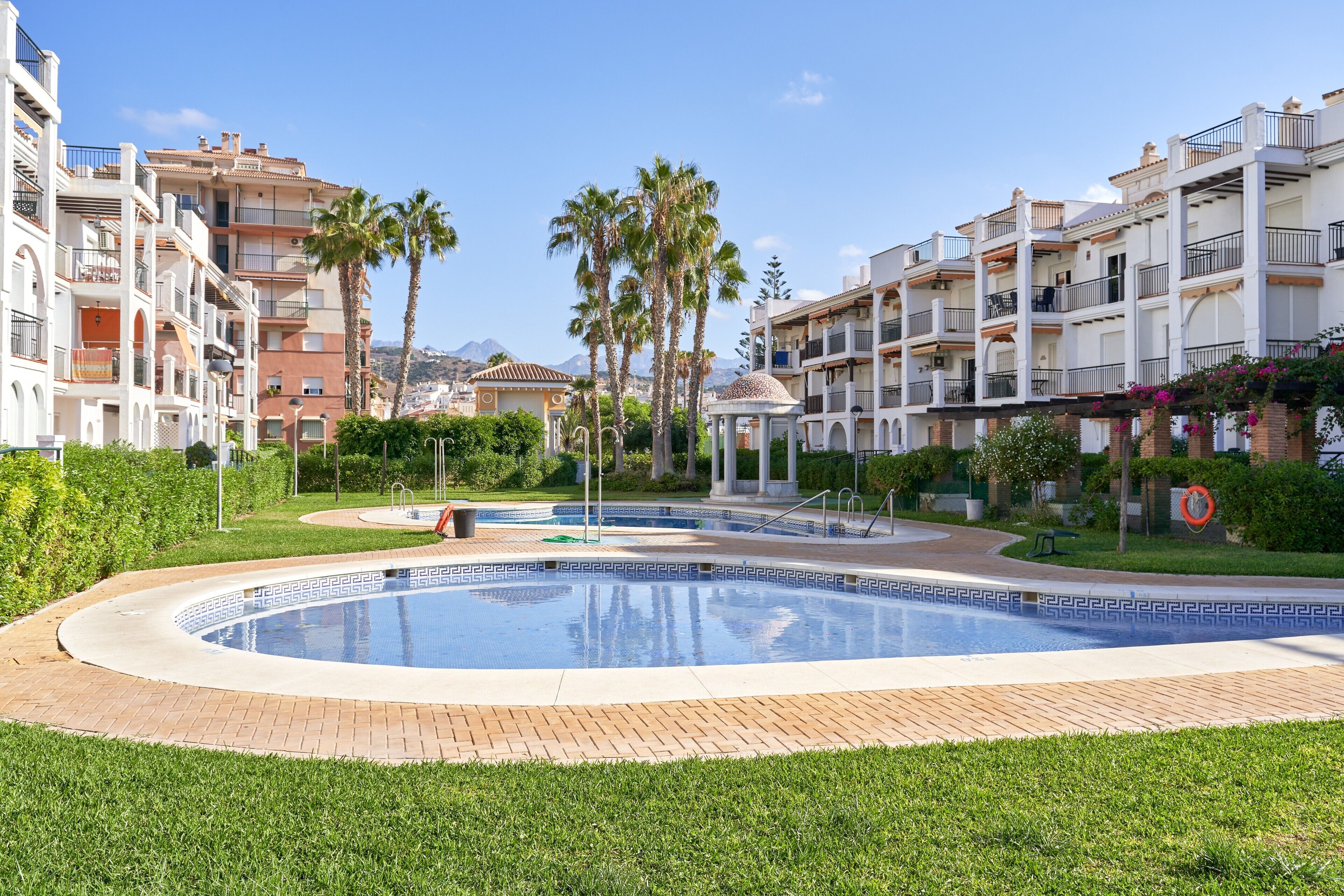 Alberca techada y alberca climatizada