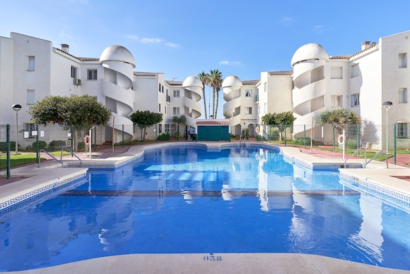 Een binnenzwembad en een verwarmd zwembad