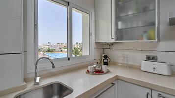 Geladeira, micro-ondas, fogão, cooktop