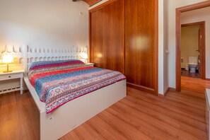 4 bedrooms, iron/ironing board, free WiFi, bed sheets