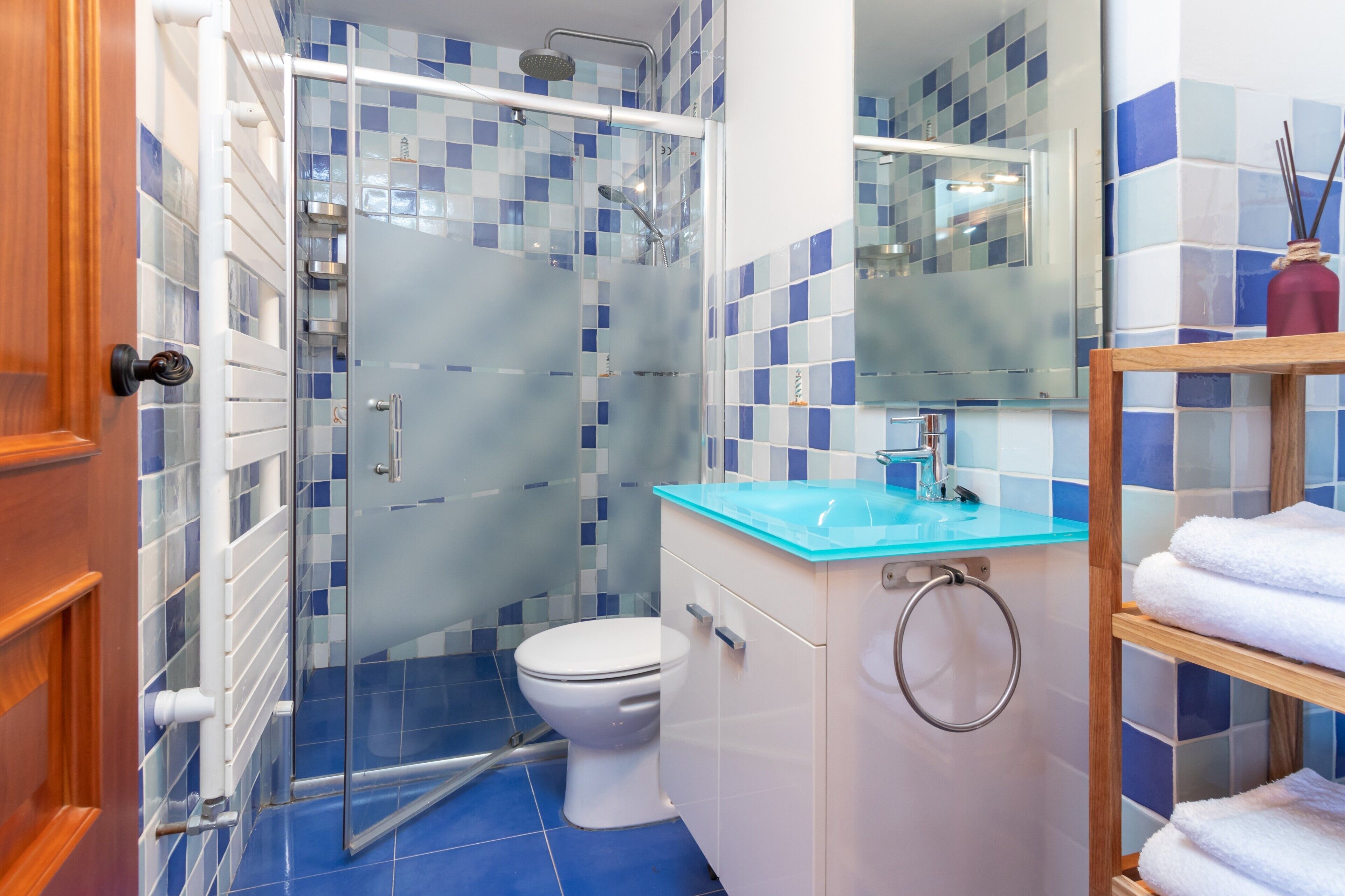 Badewanne, Haartrockner, Handtücher