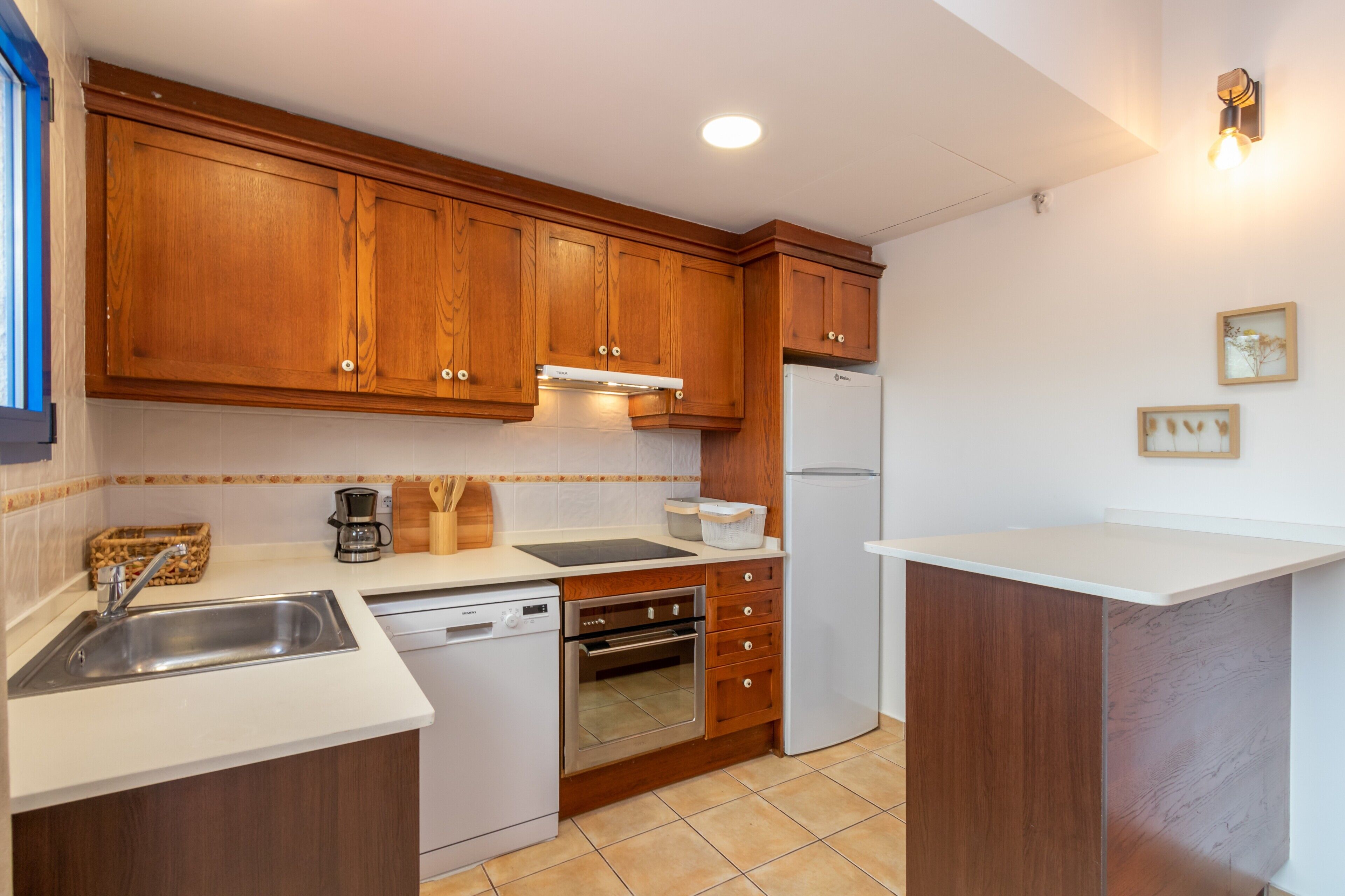 Frigorífico, microondas, placa de cocina y lavavajillas