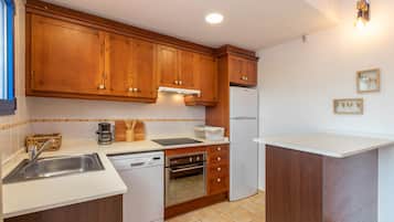 Frigorífico, microondas, placa de cocina y lavavajillas