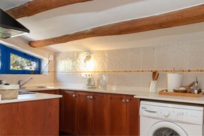 Een koelkast, een oven, een kookplaat, een vaatwasser