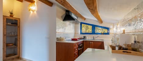 Réfrigérateur, un four, surface de cuisson, lave-vaisselle