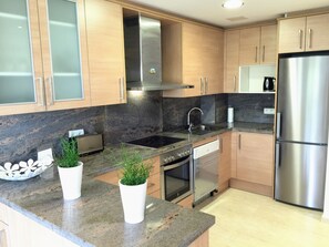 Jääkaappi, mikroaaltouuni, uuni, liesi