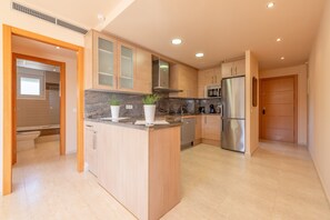 Geladeira, micro-ondas, fogão, cooktop